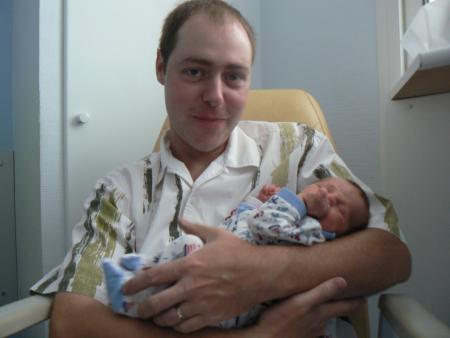 J'ai 1 jour et j'aime deja �tre dans les bras la preuve en photos...